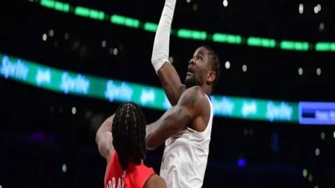 詹姆斯20分14板击败凯尔特人